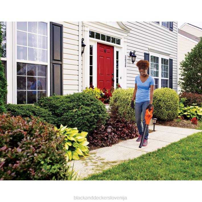BLACK+DECKER 20v max akumulatorski pometač 8B2Z429 na prostem