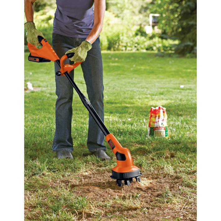 BLACK+DECKER 20v max litij vrtni kultivator 8B2Z413 na prostem